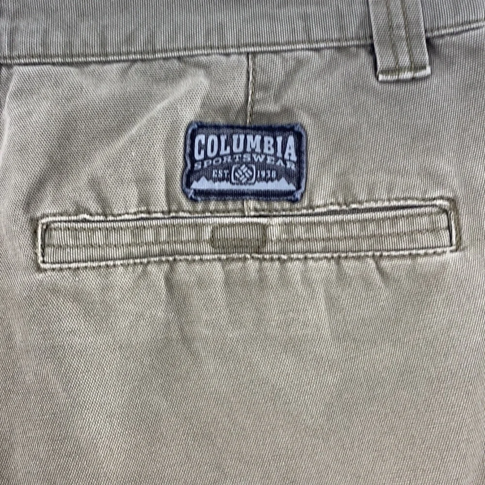 LOVE OF 3 PAIRS COLUMBIA SPORTSWEAR ARMY GREEN NAVY $ TAN SHORTS SIZE 32”